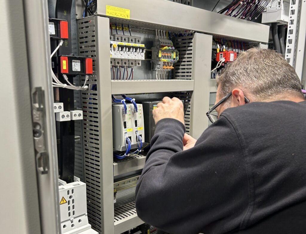 Tekniker programmerer PLC-system med Siemens, ABB og Codesys til automatisering af produktionsanlæg og industrielle processer hos CT Elteknik.