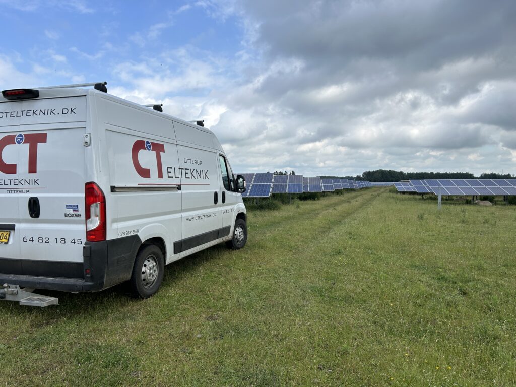 Solcelleanlæg installeret af CT Elteknik til bæredygtig energi og grøn omstilling.