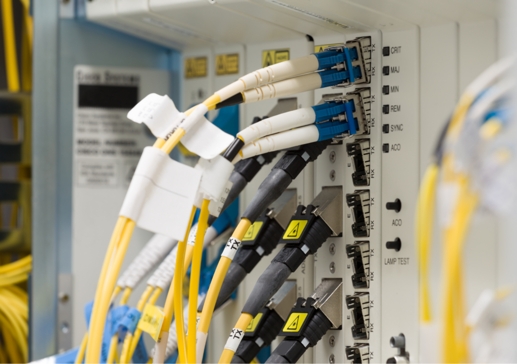 Installation af fiber- og datakabler udført af CT Elteknik for stabil og fremtidssikret netværksforbindelse.